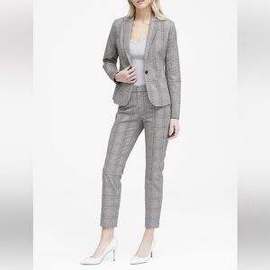 Two piece banana republic women’s suit. Size 6.